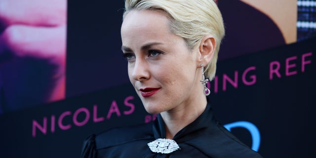 Actress Jena Malone additionally starred in the films "Stepmom" and "Pride and Prejudice."