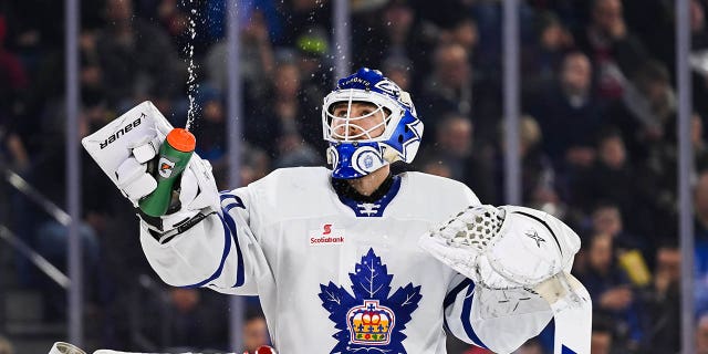 El portero de los Toronto Marlies, Kasimir Kaskisuo (30), lanza agua al aire durante el juego de los Toronto Marlies contra el Laval Rocket el 28 de diciembre de 2019 en Place Bell en Laval, QC.