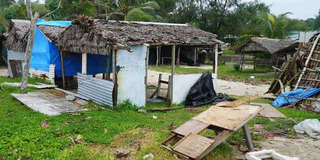 Se toman fotografías de edificios dañados cerca de la capital de Vanuatu el 7 de abril de 2020, después de que el ciclón tropical Harold azotara la isla.  Otro tornado azotó Vanuatu el 1 de marzo de 2023, causando la caída de árboles e inundaciones.