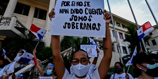 un país de América Latina rechaza el matrimonio entre personas del mismo sexo en un caso histórico; no es un "derecho humano" 4 Una mujer sostiene un cartel que dice Por si no te has dado cuenta, somos soberanos durante una protesta contra el matrimonio entre personas del mismo sexo, frente a la Corte Suprema de Justicia, en Ciudad de Panamá, el 7 de octubre de 2020. - Los manifestantes exigieron que Jueces de la Corte Suprema no aceptan una acción de inconstitucionalidad contra el artículo 26 del Código de Familia, que sólo reconoce el matrimonio entre un hombre y una mujer.
