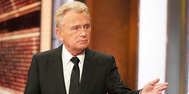 Concursante de luchador profesional en ‘Wheel of Fortune’ defiende la celebración del tiro en la cabeza del presentador Pat Sajak: ‘Me encantó’