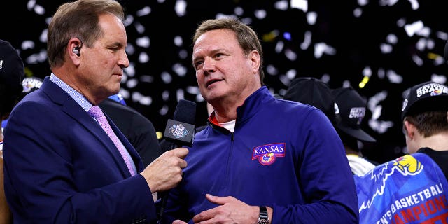 Jim Nantz, a la izquierda, entrevista al entrenador en jefe de los Kansas Jayhawks, Bill Self, después de su victoria sobre los North Carolina Tar Heels en el Final Four Championship del Torneo de baloncesto masculino de la NCAA de 2022 en el Caesars Superdome el 4 de abril de 2022 en Nueva Orleans.