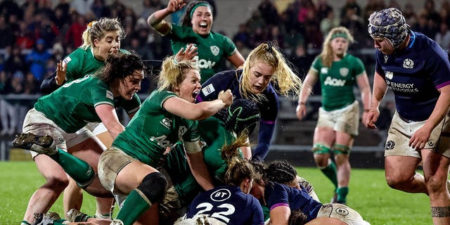 Los jugadores irlandeses celebran cuando Enya Breen anota el segundo intento de su equipo durante el partido del Campeonato de Rugby de las Seis Naciones Femeninas de Tik Tok entre Irlanda y Escocia en el Kingspan Stadium, Belfast. 