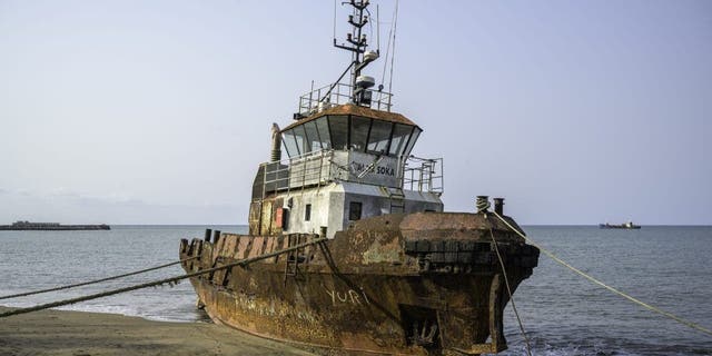 Un barco de pesca está atrapado en una playa de arena en el Golfo de Guinea frente a África occidental el 6 de febrero de 2022.