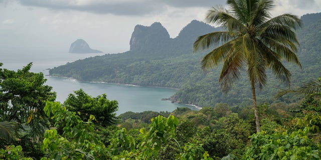 Vista panorámica de las montañas costeras con vegetación en el Parque Nacional Obo en la isla de Santo Tomé 21 de febrero de 2022. El Golfo de Guinea es el lugar más peligroso del mundo para la piratería.