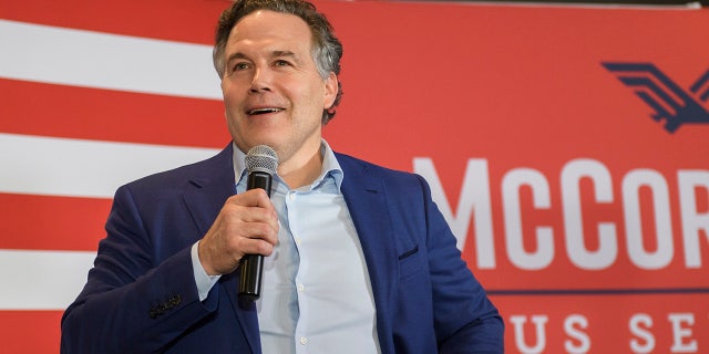 Kandidat Senat Republik Pennsylvania, Dave McCormick, berbicara kepada para pendukung di Hotel Indigo selama acara malam pemilihan utama pada 17 Mei 2022, di Pittsburgh.
