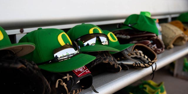 Los Oregon Ducks se alinean en el banquillo durante el Campeonato de Béisbol PAC12 el 25 de mayo de 2022 en Scottsdale, Arizona.