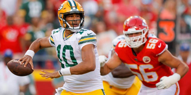 Jordan Love (10) de los Green Bay Packers lanza un pase en el primer cuarto bajo la presión de George Karlaftis (56) de los Kansas City Chiefs durante un partido de pretemporada en el Arrowhead Stadium el 25 de agosto de 2022 en Kansas City, Missouri. 