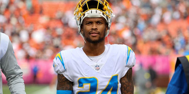 La seguridad de Los Angeles Chargers, Nasir Adderley (24), sale del campo después del partido de la Liga Nacional de Fútbol entre Los Angeles Chargers y los Cleveland Browns el 9 de octubre de 2022 en el FirstEnergy Stadium en Cleveland, OH.