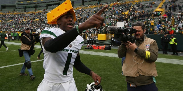 El esquinero de los New York Jets, Sauce Gardner, #1, busca un Lambeau Leap durante un juego entre los Green Bay Packers y los New York Jets en Lambeau Field el 16 de octubre de 2022 en Green Bay, Wisconsin.