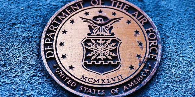 Lambang United Department of the Air Force terlihat di sebuah monumen di Streator, Illinois, Amerika Serikat, pada 15 Oktober 2022.