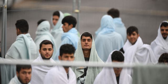 El Reino Unido recibe a 'inmigrantes ilegales' en botes, bases militares y barcos para reducir la factura del hotel de asilo de $ 2.8 mil millones 5 Detenidos envueltos en mantas dentro del centro de detención de inmigrantes, cerca de Ramsgate, sureste de Inglaterra, el 3 de noviembre de 2022.
