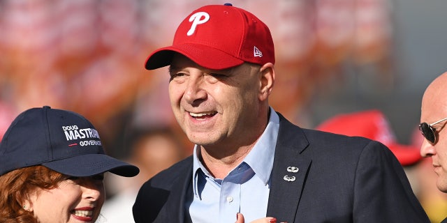 Doug Mastriano menyapa para pendukung saat tiba untuk rapat umum kampanye di Latrobe, Pennsylvania pada 5 November 2022.