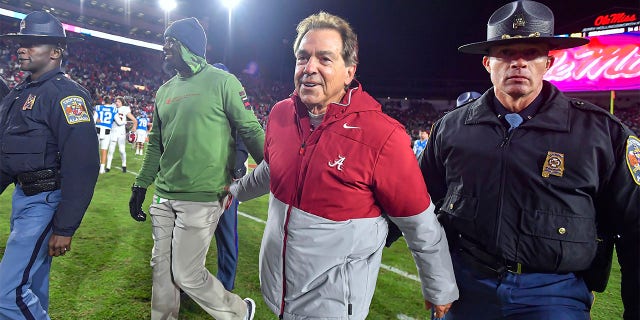 Pelatih Alabama Crimson Tide Nick Saban berjalan keluar lapangan setelah pertandingan melawan Pemberontak Mississippi di Stadion Vaught-Hemingway 12 November 2022, di Oxford, Miss.