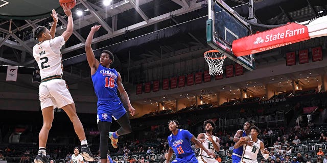 Unogada waseMiami u-Isaiah Wong udubula unogada wase-St. Francis u-Roy Clarke ngomhla ka-Nov. 23, 2022, e-Watsco Center e-Coral Gables, e-Florida.