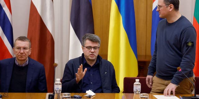 Menteri luar negeri Ukraina Dmytro Kuleba, kanan, Urmas Reinsalu dari Estonia, tengah, dan Edgars Rinkevics dari Latvia menghadiri konferensi pers bersama di Kyiv, Ukraina, pada 28 November 2022.