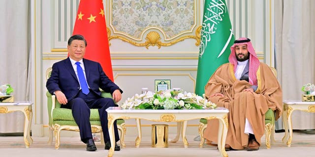 Chinese President Xi Jinping, left, holds talks with Saudi Crown Prince and Prime Minister Mohammed bin Salman Al Saud at the royal palace in Riyadh, Saudi Arabia, December 8, 2022. 