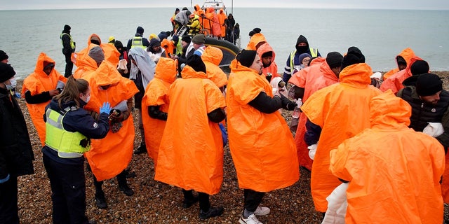 Un grupo de personas que se cree que son inmigrantes son llevados a Dungeness, Kent, luego de ser rescatados por el RNLI luego de un accidente de un bote pequeño en el Canal de la Mancha, el 9 de diciembre de 2022. 