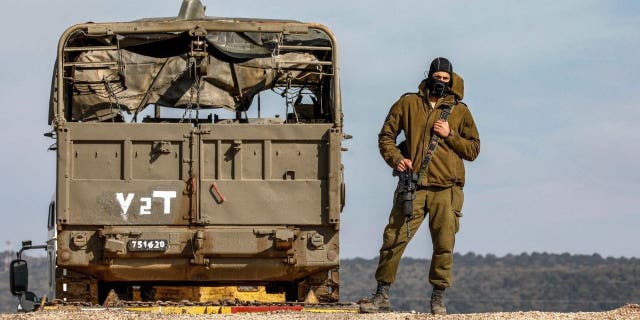 Una guerra en la sombra se enciende con el asesinato de un alto asesor militar iraní en un supuesto ataque aéreo israelí en Siria 4 Un soldado israelí se encuentra junto a un camión en un sitio en los Altos del Golán de Israel, cerca de la frontera con Siria, el 2 de enero de 2023. Los ataques con misiles israelíes en el aeropuerto de la capital siria el 2 de enero mataron a cuatro personas, incluidos dos soldados, y cerraron las pistas durante varios horas, dijo un monitor de derechos.