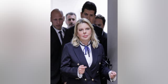 Netanyahu destroza a los 'anarquistas' que protagonizaron una multitudinaria manifestación fuera del salón con su mujer dentro 4 Sara Netanyahu fue escoltada a una limusina después de que los manifestantes se reunieran frente a su peluquería.