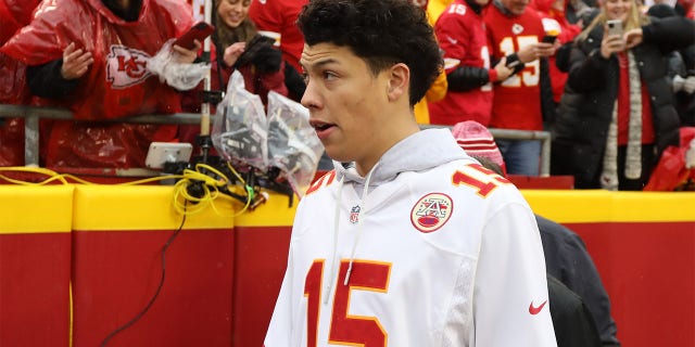 El mariscal de campo de los Kansas City Chiefs, Patrick Mahomes (15), hermano de Jackson Mahomes, antes de un partido de desempate divisional de la AFC entre los Jacksonville Jaguars y los Kansas City Chiefs el 21 de enero de 2023 en GEHA Field en Arrowhead Stadium en Kansas City, MO. 