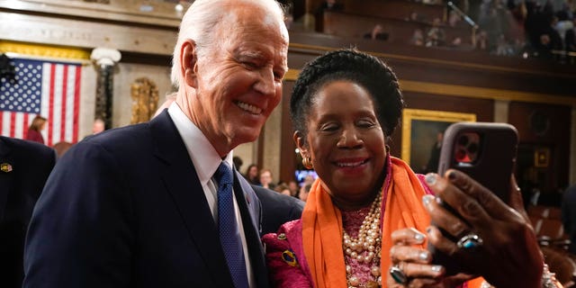 El presidente Joe Biden se toma una selfie con la representante Sheila Jackson Lee (D-TX) después de pronunciar el discurso sobre el Estado de la Unión el 7 de febrero de 2023 en la Cámara de Representantes del Capitolio de los EE. UU. en Washington, DC.