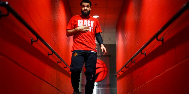 Fred VanVleet de los Toronto Raptors ingresa a la cancha antes de un partido contra los Utah Jazz el 10 de febrero de 2023 en el Scotiabank Arena en Toronto, Ontario, Canadá. 