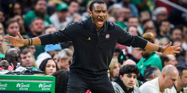 El entrenador en jefe de los Detroit Pistons, Duane Casey, está tomando una posición defensiva al margen. Los Boston Celtics derrotaron a los Pistons, 127-109.
