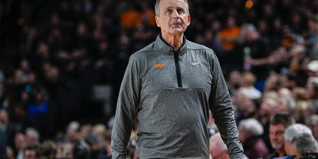 El entrenador en jefe de los Voluntarios de Tennessee, Rick Barnes, revisa el reloj al final de la segunda mitad durante el partido de baloncesto entre los Voluntarios de Tennessee y los Aggies de Texas A&M en Reed Arena el 21 de febrero de 2023 en College Station, Texas.