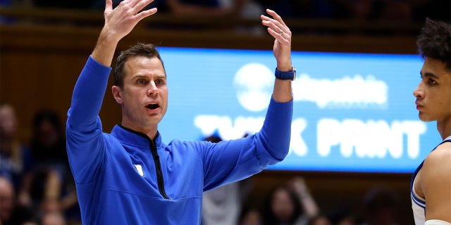 El entrenador en jefe Jon Scheyer de los Duke Blue Devils llama a su equipo durante la primera mitad de su juego contra NC State Wolfpack en el Cameron Indoor Stadium el 28 de febrero de 2023 en Durham, Carolina del Norte.