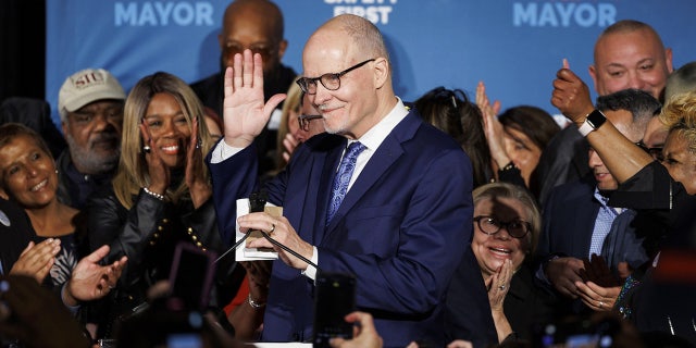 Paul Vallas berbicara dengan para pendukung setelah memaksakan pemilihan putaran kedua walikota selama pertemuan malam pemilihannya di City Hall Events pada 28 Februari 2023, di West Loop Chicago.