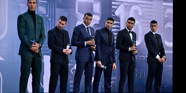 Jugadores incluidos en el equipo FIFA FIFPRO Men's World 11 2022, de izquierda a derecha, Virgil van Dijk, Lionel Messi, Kylian Mbappe, Achraf Hakimi, Casemiro y Joao Cancelo con sus trofeos durante The Best FIFA Football Awards 2022 en la Salle Pleyel el 27 de febrero , 2023 en París.