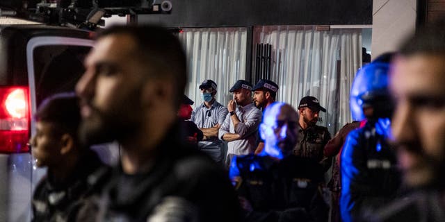 Netanyahu destroza a los 'anarquistas' que protagonizaron una multitudinaria manifestación fuera del salón con su mujer dentro 6 Guardia de la policía israelí frente a la peluquería de Sarah Netanyahu después de que los manifestantes se reunieran frente al edificio.