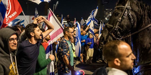 Netanyahu destroza a los 'anarquistas' que protagonizaron una multitudinaria manifestación fuera del salón con su mujer dentro 5 Cientos de manifestantes se reunieron en Tel Aviv frente a la peluquería de Sara Netanyahu.