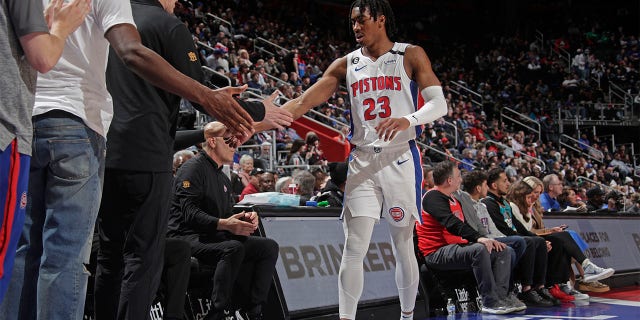 Jayden Ivey, #23 de los Detroit Pistons, sale del campo contra los Chicago Bulls el 1 de marzo de 2023 en el Little Caesars Arena de Detroit.