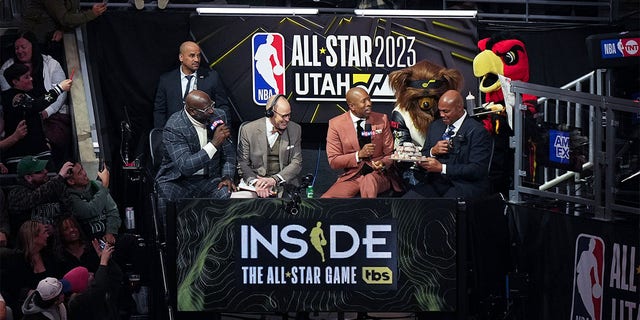 Dari kiri, Shaquille O'Neal, Ernie Johnson Jr., Kenny Smith dan Charles Barkley tampil selama NBA All-Star Game di Vivint Arena di Salt Lake City pada 19 Februari 2023.