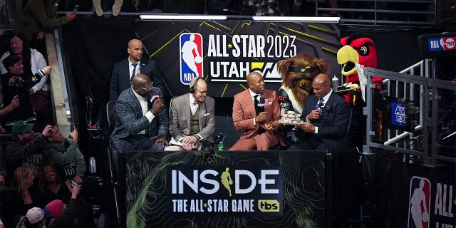 Dari kiri, Shaquille O'Neal, Ernie Johnson Jr., Kenny Smith dan Charles Barkley tampil selama NBA All-Star Game di Vivint Arena di Salt Lake City pada 19 Februari 2023.