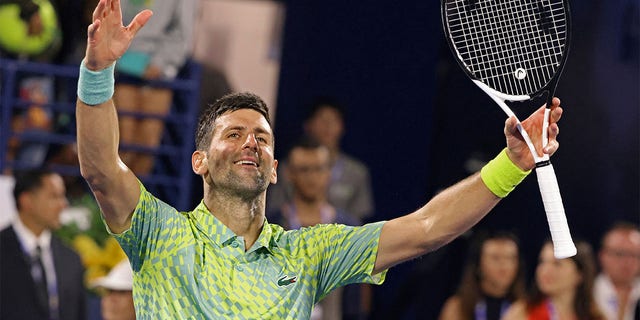 El serbio Novak Djokovic reacciona después de su partido contra el polaco Hubert Hurkacz (no en la foto) durante su Campeonato de Tenis Duty Free en Dubai el 2 de marzo de 2023. 