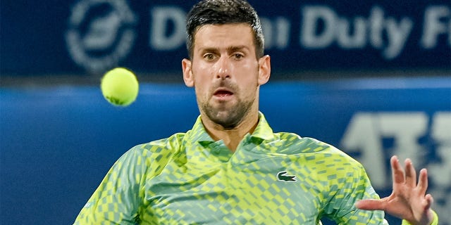 Novak Djokovic de Serbia compite con Hubert Hurkacz de Polonia (no visto) durante el partido de cuartos de final masculino del Dubai Duty Free Tennis Championship en Dubai, Emiratos Árabes Unidos, el 2 de marzo de 2023. 