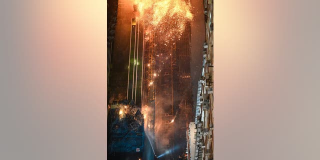 Un edificio de gran altura en construcción se incendió en Tsim Sha Tsui, Hong Kong, el 3 de marzo de 2023.