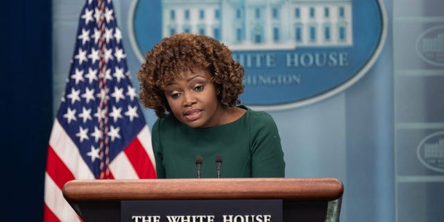 Sekretaris Pers Gedung Putih Karine Jean-Pierre berbicara selama konferensi pers harian di Ruang Pengarahan Pers Brady Gedung Putih di Washington, DC, pada 3 Maret 2023.