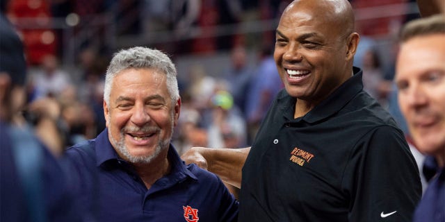 El entrenador en jefe de los Tigres de Auburn, Bruce Pearl, celebra con Charles Barkley después de derrotar a los Voluntarios de Tennessee en el Neville Arena el 4 de marzo de 2023, en Auburn, Alabama.