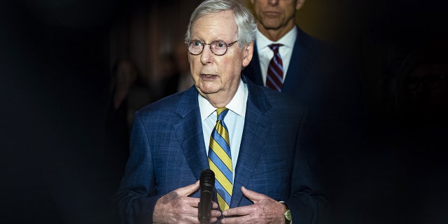 Pemimpin Minoritas Senat Mitch McConnell, seorang Republikan dari Kentucky, dirawat di rumah sakit Rabu malam setelah dia jatuh saat makan malam pribadi.