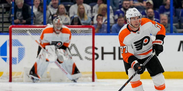 El defensa de los Philadelphia Flyers, Tony DeAngelo, #77, busca un pase durante el partido de hockey de la NHL entre los Tampa Bay Lightning y los Philadelphia Flyers el 7 de marzo de 2023 en el Amalie Arena de Tampa, Florida.