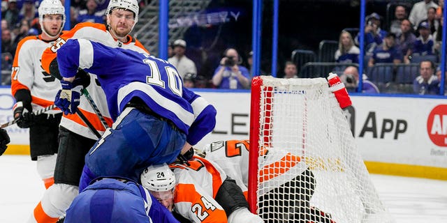Tony DeAngelo durante el partido de hockey de la NHL entre Tampa Bay Lightning y Philadelphia Flyers el 7 de marzo de 2023 en Amalie Arena en Tampa, Florida.