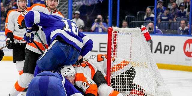 Tony DiAngelo durante un partido de hockey de la NHL entre Tampa Bay Lightning y Philadelphia Flyers el 7 de marzo de 2023 en Amalie Arena en Tampa, Florida.