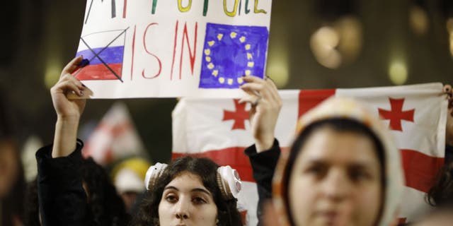 La ex república soviética de Georgia ve al partido gobernante cediendo a las protestas callejeras masivas en su búsqueda de vínculos más estrechos con la Unión Europea. 5 Los manifestantes se manifiestan contra el proyecto de ley de transparencia de la influencia extranjera en Tbilisi, Georgia, el 9 de marzo de 2023.