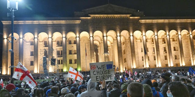 Los partidarios de la oposición georgiana piden al gobierno que abandone un tema controvertido "agente extranjero" El proyecto de ley, que dicen recuerda a la legislación rusa utilizada para silenciar a los críticos, durante una manifestación en Tbilisi el 9 de marzo de 2023. (Vano Shalamov/AFP vía Getty Images)