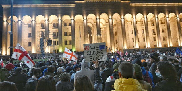 La ex república soviética de Georgia ve al partido gobernante cediendo a las protestas callejeras masivas en su búsqueda de vínculos más estrechos con la Unión Europea. 6 Los partidarios de la oposición georgiana piden al gobierno que abandone un tema controvertido "agente extranjero" El proyecto de ley, que dicen recuerda a la legislación rusa utilizada para silenciar a los críticos, durante una manifestación en Tbilisi el 9 de marzo de 2023. (Vano Shalamov/AFP vía Getty Images)