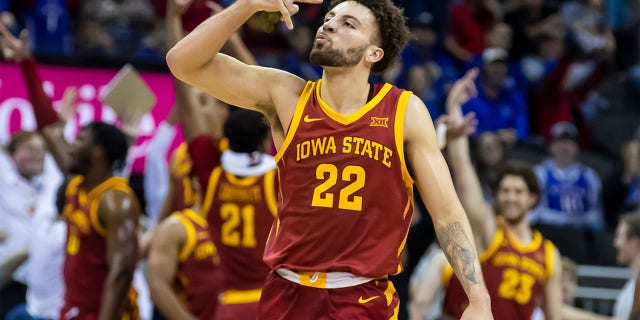 El guardia del estado de Iowa Gabe Kalscheur (22) hace un gesto después de anotar un tiro de tres puntos durante el juego del Torneo Big12 entre los Baylor Bears y los Iowa State Cyclones el jueves 9 de marzo de 2023 en el T-Mobile Center en Kansas City, MO.